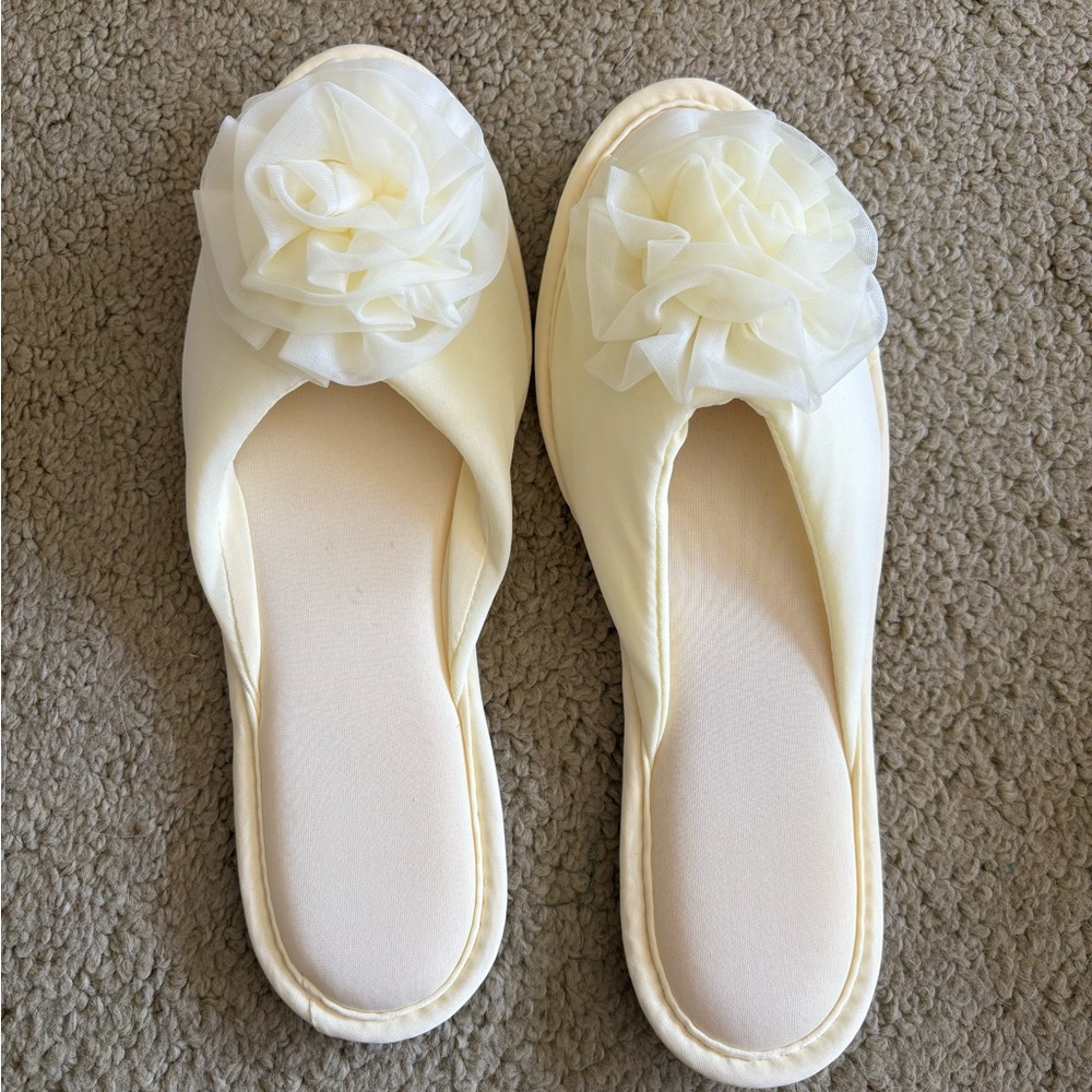 Elegant Pale Yellow Women's Slippers with Floral Accent